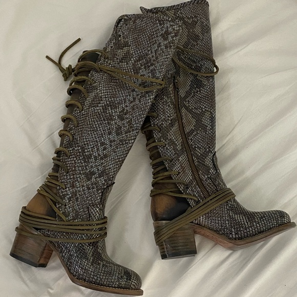 Freebird by Steve Madden Coal Snakeskin Boots - Picture 1 of 2